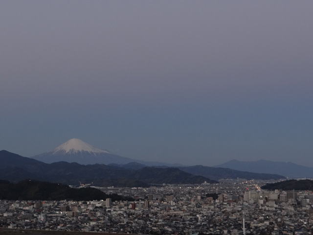2013年元旦の富士山8｜ホッキョクグマと三角コーン