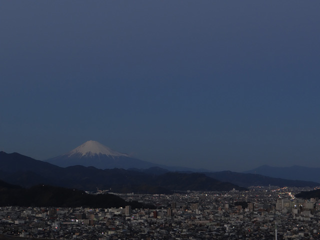 2013年元旦の富士山9｜ホッキョクグマと三角コーン