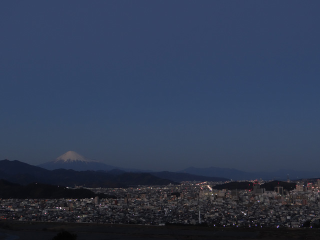 2013年元旦の富士山10｜ホッキョクグマと三角コーン