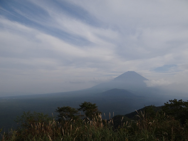 番外写真館秋の富士山1｜ホッキョクグマと三角コーン