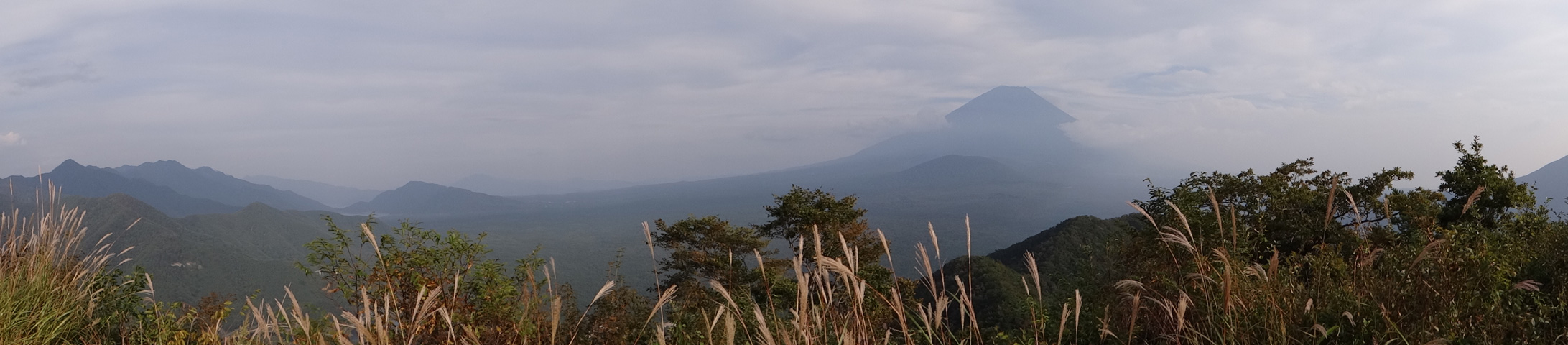 番外写真館秋の富士山27｜ホッキョクグマと三角コーン