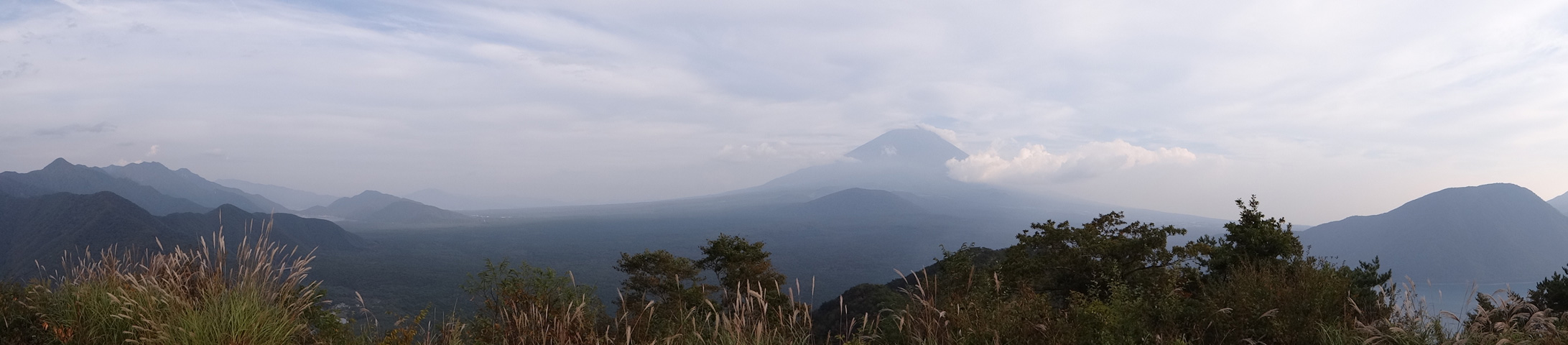 番外写真館秋の富士山28｜ホッキョクグマと三角コーン